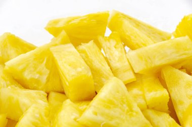 Beyaz arkaplanda ananas dilimi