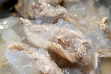 Kaynamış ve soğumuş et tendonu ve kolajen bir tencerede.