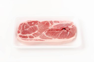 Beyaz arka planda köpük tepside çiğ domuz eti.