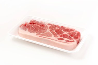 Beyaz arka planda köpük tepside çiğ domuz eti.