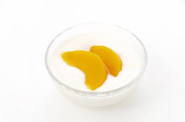 Küçük şeftalili sarı şeftalili yoğurt.