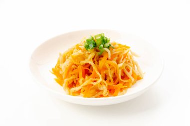 Kurutulmuş daikon ve havuç.