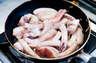 Kızarmış kalamar kızartma tavasında