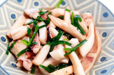 Çin soğanlı kızarmış kalamar.