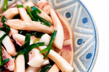 Çin soğanlı kızarmış kalamar.