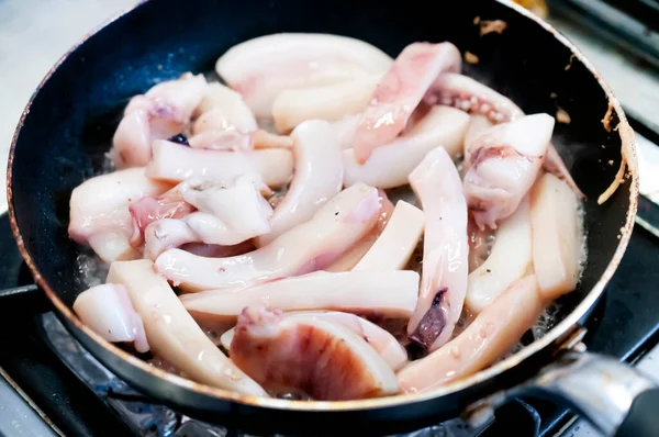 Kızarmış kalamar kızartma tavasında