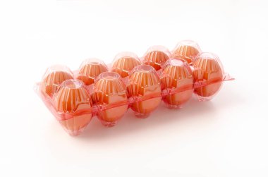 Beyaz arka planda plastik kabın içinde kahverengi tavuk yumurtası.