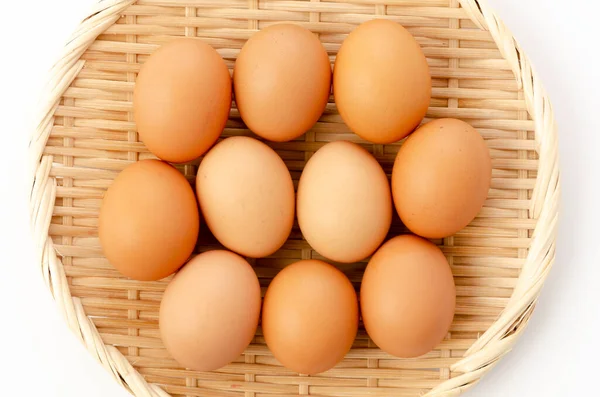 Huevos Pollo Marrón Bambú Tamiz Sobre Fondo Blanco — Foto de Stock
