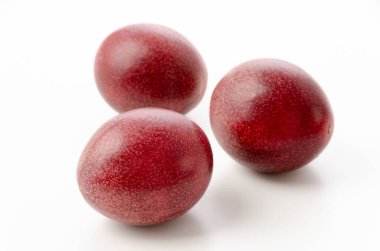 Beyaz arka planda tutku meyvesi