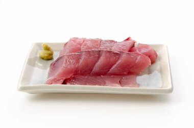 Ton balıklı sashimi, dilimlenmiş sarı yüzgeçli ton balığı.