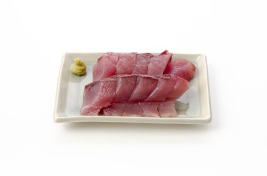 Ton balıklı sashimi, dilimlenmiş sarı yüzgeçli ton balığı.
