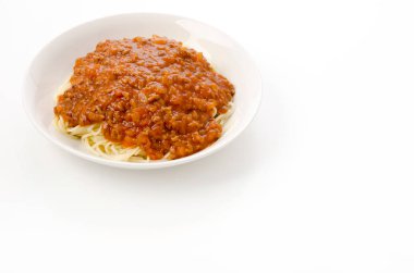Beyaz arka planda et soslu spagetti.