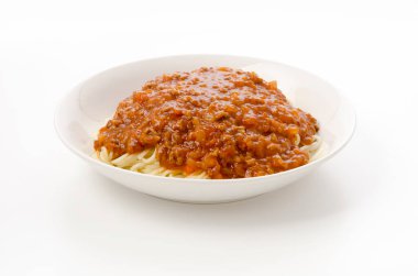 Beyaz arka planda et soslu spagetti.