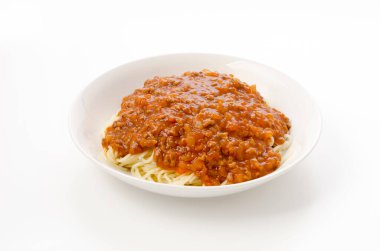 Beyaz arka planda et soslu spagetti.