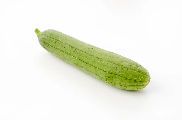 Frischer Grüner Schwammkürbis Oder Luffa Isoliert Auf Weißem Hintergrund — Stockfoto