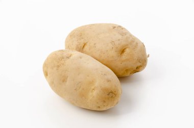 Beyaz arka planda soyutlanmış çiğ patates 