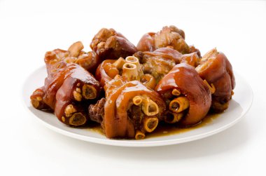 Beyaz arka planda haşlanmış domuz budu.