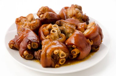 Beyaz arka planda haşlanmış domuz budu.