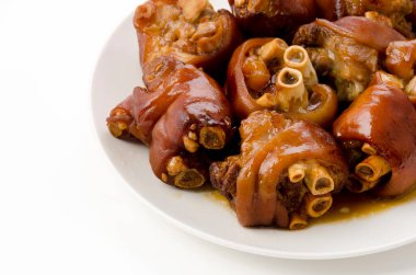 Beyaz arka planda haşlanmış domuz budu.