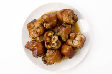 Beyaz arka planda haşlanmış domuz budu.