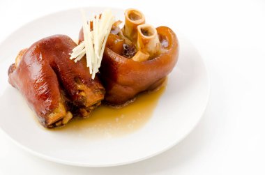 Beyaz arka planda haşlanmış domuz budu.