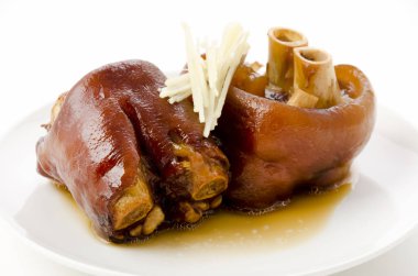 Beyaz arka planda haşlanmış domuz budu.