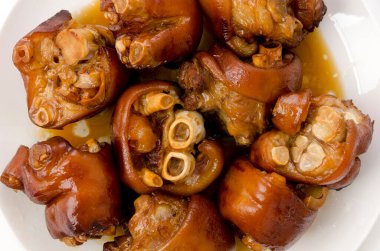 Beyaz arka planda haşlanmış domuz budu.