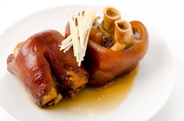 Beyaz arka planda haşlanmış domuz budu.