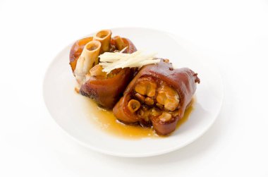 Beyaz arka planda haşlanmış domuz budu.