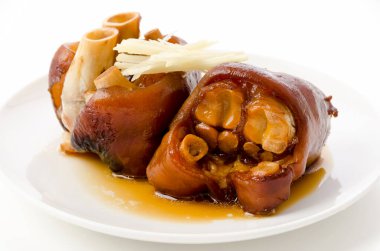 Beyaz arka planda haşlanmış domuz budu.