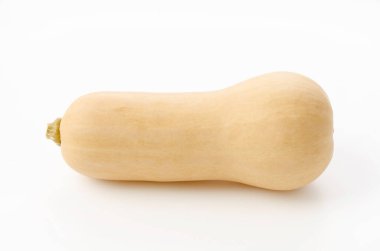 Taze tereyağlı kabak, beyaz arka planda balkabağı.