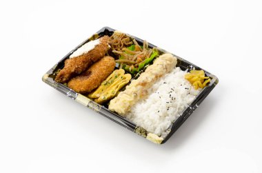 Japon yemeği, bento, kızarmış beyaz balık, patates kroket, chikuwa tempura kızarmış erişte, omlet.