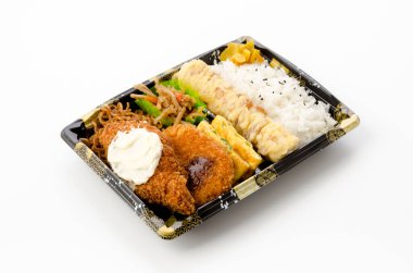 Japon yemeği, bento, kızarmış beyaz balık, patates kroket, chikuwa tempura kızarmış erişte, omlet.
