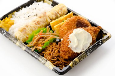 Japon yemeği, bento, kızarmış beyaz balık, patates kroket, chikuwa tempura kızarmış erişte, omlet.