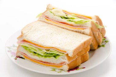 Peynirli ve marullu sağlıklı jambonlu sandviç.