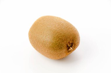 Beyaz arka planda olgun kivi meyvesi