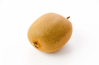 Beyaz arka planda olgun kivi meyvesi