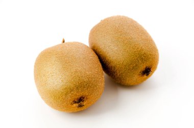 Beyaz arka planda olgun kivi meyvesi