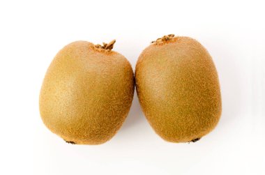 Beyaz arka planda olgun kivi meyvesi