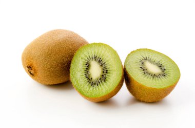 Olgun kivi meyvesi ve beyaz arka planda yarım kivi meyvesi.