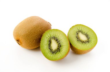 Olgun kivi meyvesi ve beyaz arka planda yarım kivi meyvesi.