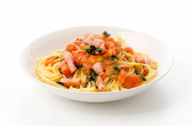 Kalın dilimlenmiş pastırmalı ve shiso soslu taze domates soslu makarna.