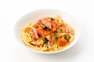 Kalın dilimlenmiş pastırmalı ve shiso soslu taze domates soslu makarna.