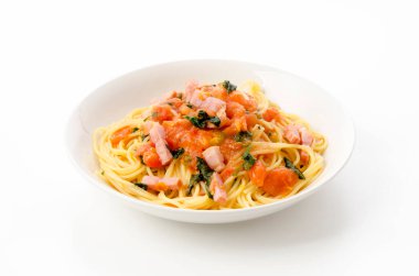 Kalın dilimlenmiş pastırmalı ve shiso soslu taze domates soslu makarna.