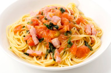 Kalın dilimlenmiş pastırmalı ve shiso soslu taze domates soslu makarna.