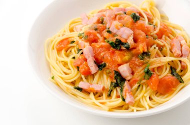 Kalın dilimlenmiş pastırmalı ve shiso soslu taze domates soslu makarna.