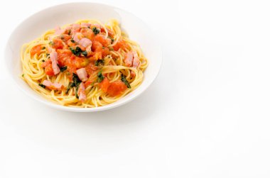 Kalın dilimlenmiş pastırmalı ve shiso soslu taze domates soslu makarna.