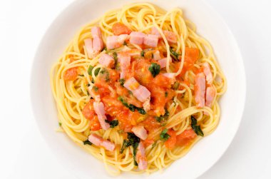 Kalın dilimlenmiş pastırmalı ve shiso soslu taze domates soslu makarna.