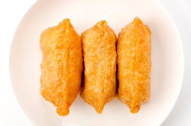 Japon mutfağı, Inari suşisi, kızarmış tofuya sarılmış sirkeli haşlanmış pirinç.