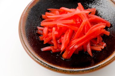 Benishoga, siyah tabakta kırmızı turşu.